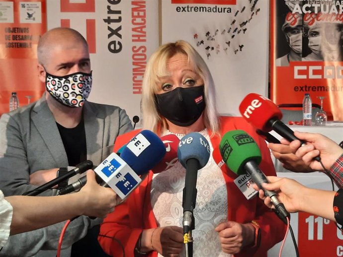 La secretaria general de CCOO en Extremadura, Encarna Chacón, y el secretario confederal, Unai Simón, en declaraciones a los medios con motivo del XI Congreso Regional del sindicato en la comunidad