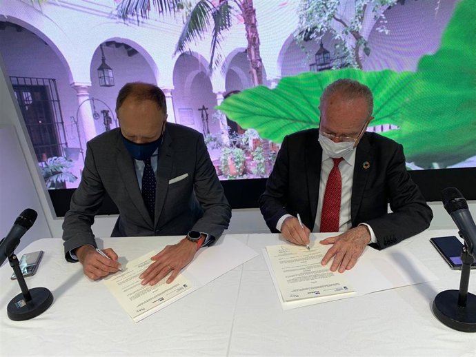 El presidente de Aehcos, José Luque, y el alcalde, Francisco de la Torre, firman la renovación del acuerdo de colaboración