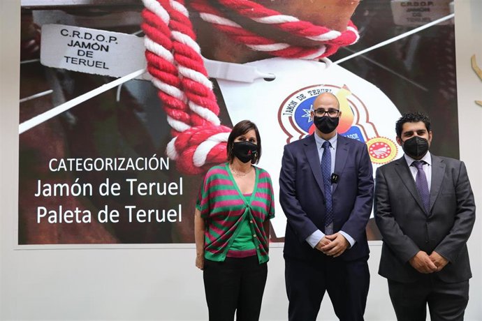 La directora general de Turismo, Elena Allué; el presidente del Consejo Regulador de la Denominación de Origen Protegida (CRDOP) Jamón-Paleta de Teruel, Ricardo Mosteo, y el diputado delegado de Turismo de la Diputación de Teruel, Diego Piñeiro