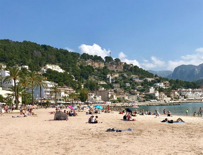 Archivo - Puerto de Sóller, turismo, turistas, playa, Mallorca, verano, vacaciones