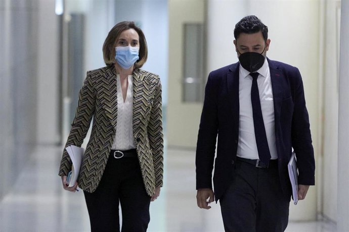 La portavoz del PP en el Congreso, Cuca Gamarra (i), se dirige a una rueda de prensa anterior a una Junta de Portavoces