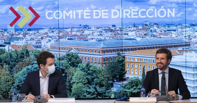 El secretario de Organización del PP, Teodoro García Egea (i) y el  presidente del Partido Popular, Pablo Casado (d) que preside la reunión del Comité de Dirección del PP en la sede de Génova, a 11 de mayo de 2021, en Madrid, (España). 