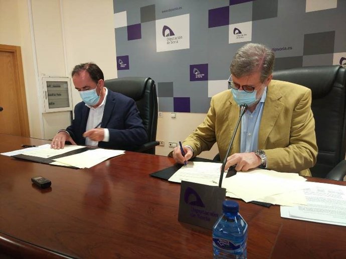 Benito Serrano (izda) y Santiago Aparicio firman el convenio para apoyar Invest in Soria.