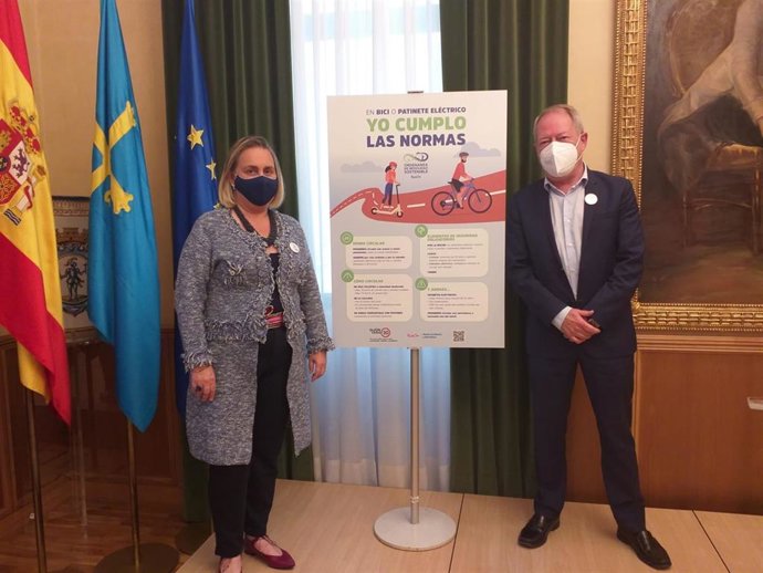 El concejal de Medio Ambiente y Movilidad del Ayuntamiento de Gijón, Aurelio Martín, y la directora provincial de Tráfico en Asturias, Raquel Casado, durante la presentación de una campaña dirigida a usuarios de bicis y patinetes