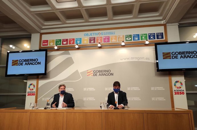 El consejero de Vertebración del Territorio, José Luis Soro, y el director general de Ordenación del Territorio, José Manuel Salvador.
