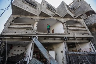 Un palestino en un edificio destruido por los bombardeos de Israel contra la Franja de Gaza