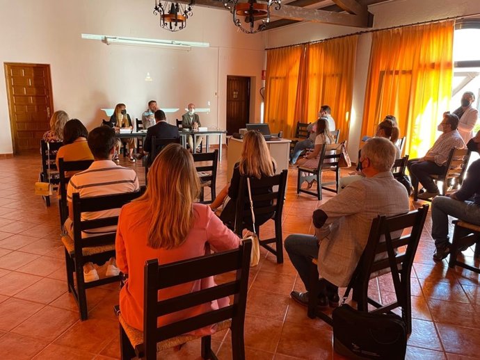 Presentación del diputado de Desarrollo de la Ciudadanía de la Diputación de Cádiz, Jaime Armario, de la iniciativa 'Cádiz Bienmesabe' a los municipios de la Sierra.