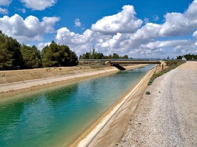 Canal del trasvase Tajo-Segura.