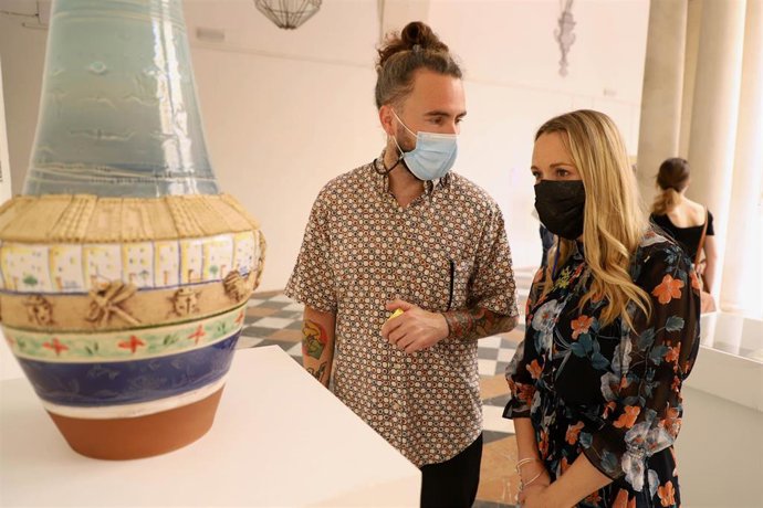La delegada de Juventud y Deportes de la Diputación de Córdoba, Ana Blasco, visita la exposición mutidisciplinar 'Algazara, el presente del Califato'.