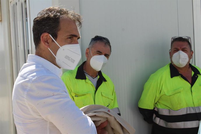 Toni Valero (IU), en su visita a Carboneras, en Almería