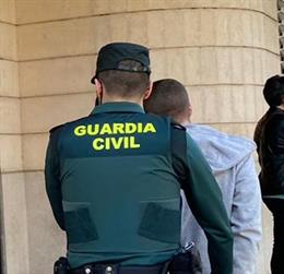 Agente de la Guardia Civil traslada a un detenido al juzgado.