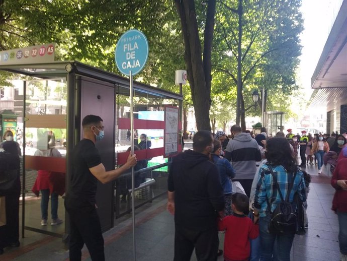 Colas de clientes ante la apertura del Primark en Gran Vía de Bilbao