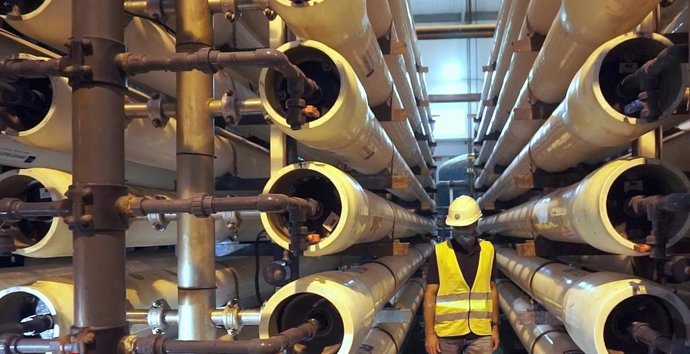 Interior de la desaladora de Puerto Rico, en Gran Canaria, después de la reforma emprendida por Elmasa que ha mejorado su consumo energético en un 32%, aumentando producción máxima