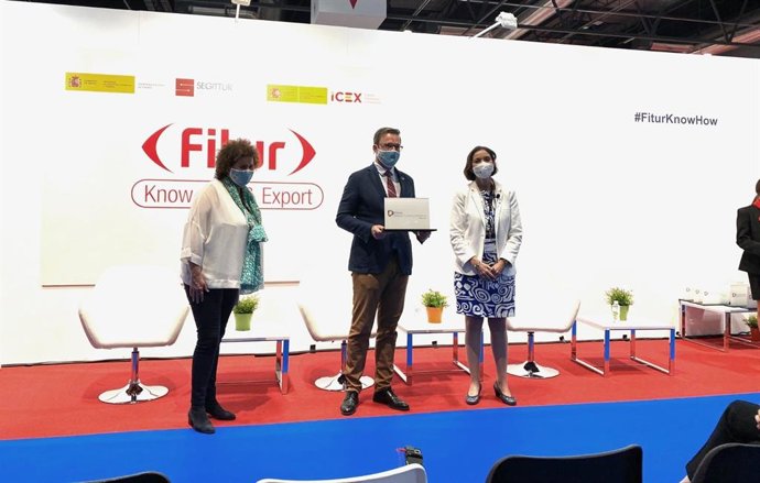 El alcalde de Palma, Jose Hila; la regidora de Turismo, Sanidad y Consumo, Elena Navarro, y la ministra de Industria, Comercio y Turismo, Reyes Maroto, en Fitur.