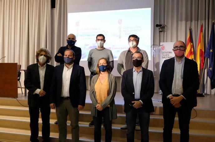 Los consellers Yllanes y Mir, junto con el equipo de investigadores.