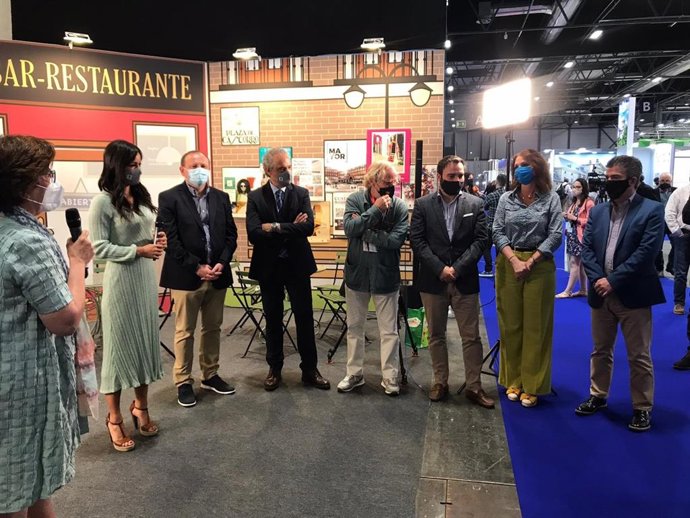 La consejera de Economía, Innovación y Empleo del Ayuntamiento de Zaragoza, Carmen Herrarte, en su visita este miércoles a Fitur 2021.