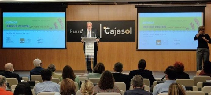 El Defensor advierte de la brecha digital como una nueva forma de exclusión social que "amenaza nuestros derechos"