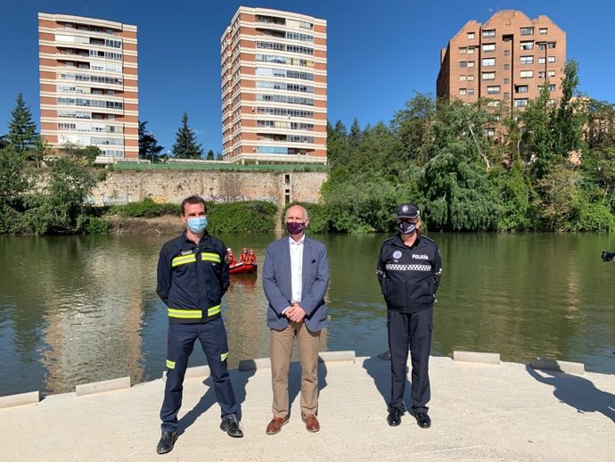 El concejal de Salud Pública y Seguridad Ciudadana, Alberto Palomino, flanqueado por el jefe del Servicio de Extinción de Incendios, Emergencias y Salvamento y la intentente jefa de la Policía Municipal.