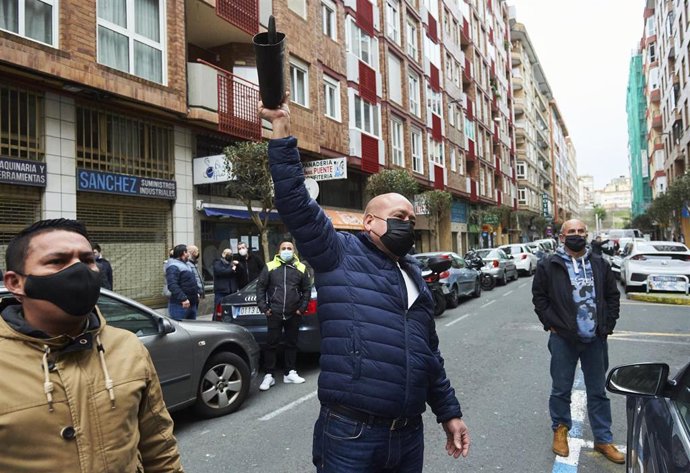 Archivo - Un hombre agita un cencerro durantre una protesta frente a la Consejería de Sanidad 