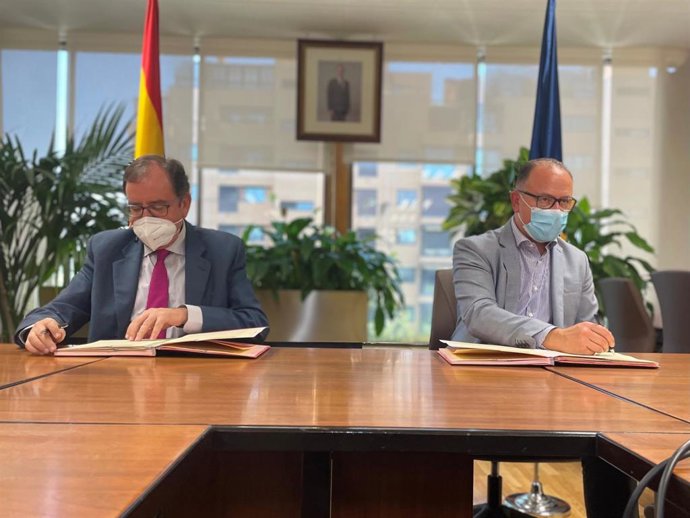 El secretario general de Instituciones Penitenciarias, Ángel Luis Ortiz, firma un convenio con el presidente del SEPE, Gerardo Gutiérrez Ardoy