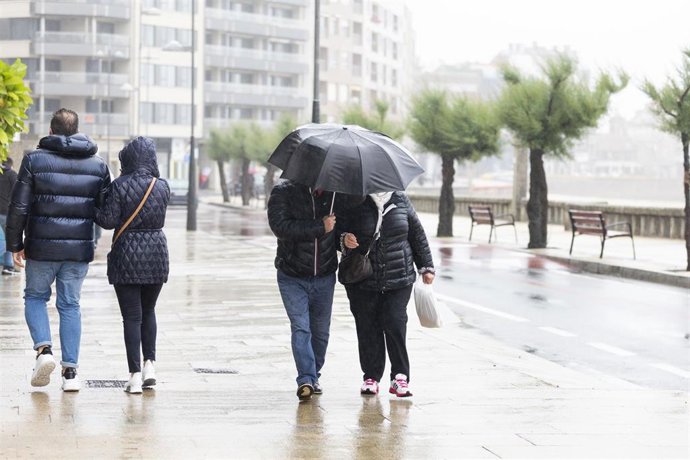 Unha parella camiña por unha vía de Sanxenxo durante a celebración dunha ponte das Letras Galegas pasado por auga, a 15 de maio de 2021, en Sanxenxo, Pontevedra, Galicia, (España).