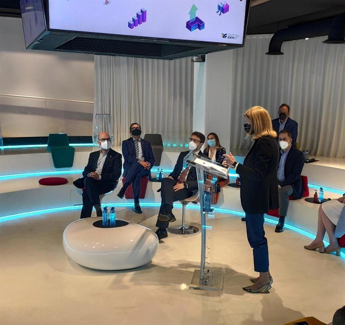 El consejero de Industria, Enrique Fernández, el director general de Innovación, Investigación y Transformación Digital, Iván Aitor Lucas del Amo y la directora del Instituto de Desarrollo del Principado (Idepa), Eva Pando presentan el Fondo Start up.