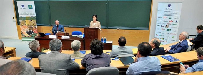 Imagen de unos cursos de Gobierno para Consejos Rectores de Cooperativas celentados en años atrás.