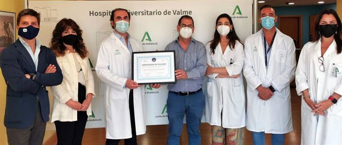 Profesionales sanitarios del Valme con la citada certificación nacional