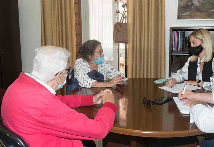 Lucía Trujillo reunida con el Foro por la Memoria de El Puerto de Santa María.