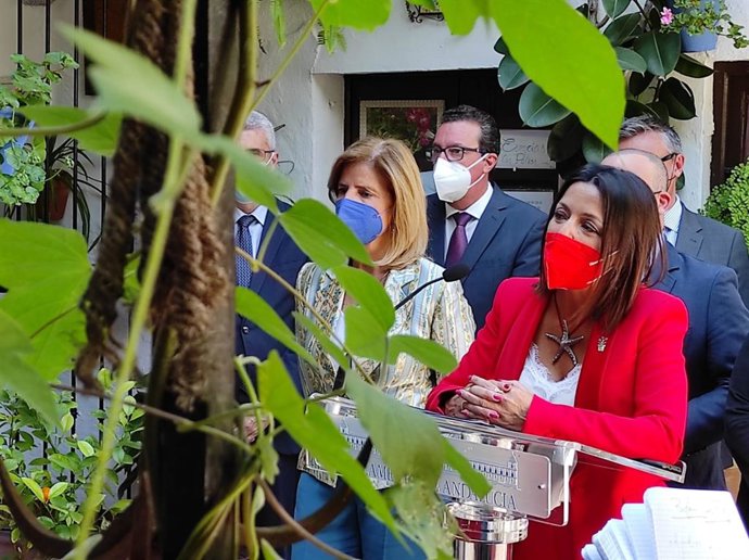 Marta Bosquet, junto al resto de miembros de la Mesa del Parlamento andaluz, en un patio cordobes.