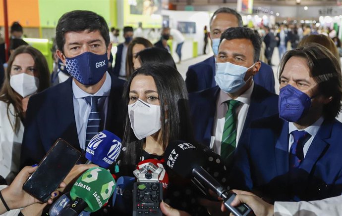 La presidenta de Ciudadanos, Inés Arrimadas, junto al vicepresidente de la Junta de Andalucía, Juan Marín, en la feria de turismo FITUR, en Madrid.