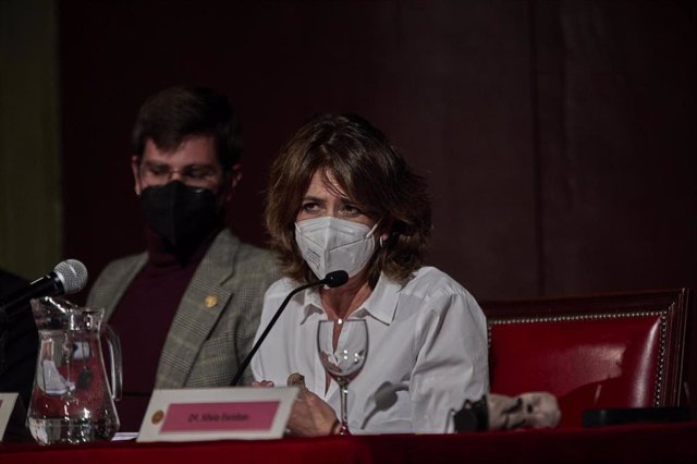 El presentador del acto, Antoni Benito y la fiscal general, Dolores Delgado durante la ponencia ‘La Fiscalía en la Sociedad Democrática’ en el Ateneo de Madrid, a 20 de abril de 2021, en Madrid (España).