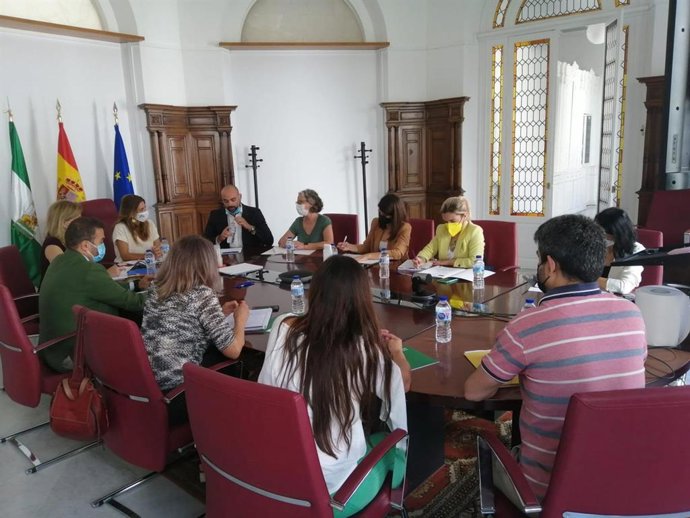 La Junta de Andalucía impulsa en una reunión de trabajo entre consejerías un catálogo de servicios a la segunda infancia y adolescencia.