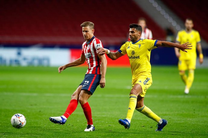 Archivo - Marcos Llorente of Atletico de Madrid and Augusto Fernandez of Cadiz in action during the spanish league, La Liga Santander, football match played between Atletico de Madrid and Cadiz CF at Wanda Metropolitano stadium on November 07, 2020, in 