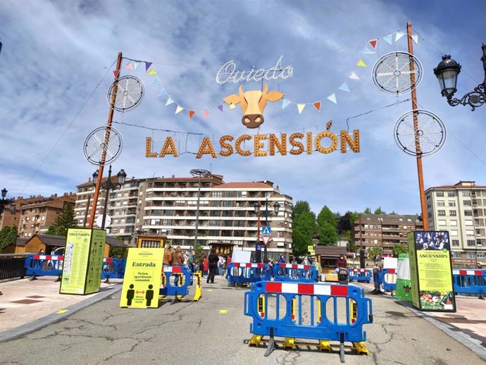 Personas paseando en la Feria de la Ascensión en La Losa de Oviedo.