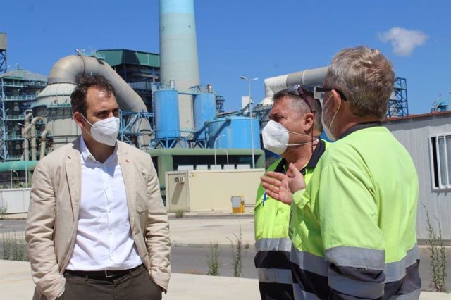 Valero (IU) dialoga con trabajadores de la central térmica de Endesa en Carboneras (Almería)