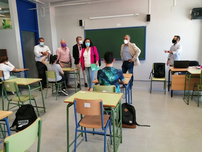 Visita de Eslava a un centro docente de Brenes