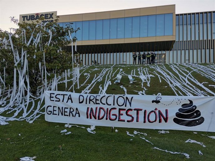Protesta de trabajadores de Tubacex en Derio (Bizkaia)
