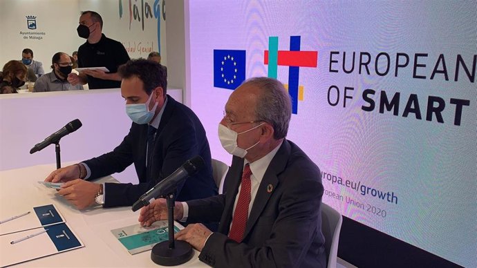 El alcalde, Francisco de la Torre con el presidente de Mahos, Javier Frutos, en Fitur 2021