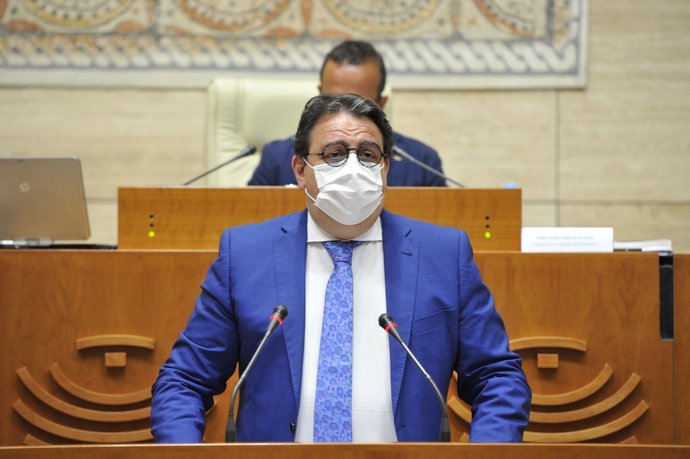 El vicepresidente segundo y consejero de Sanidad y Servicios Sociales de la Junta, José María Vergeles, en el pleno de la Asamblea de Extremadura