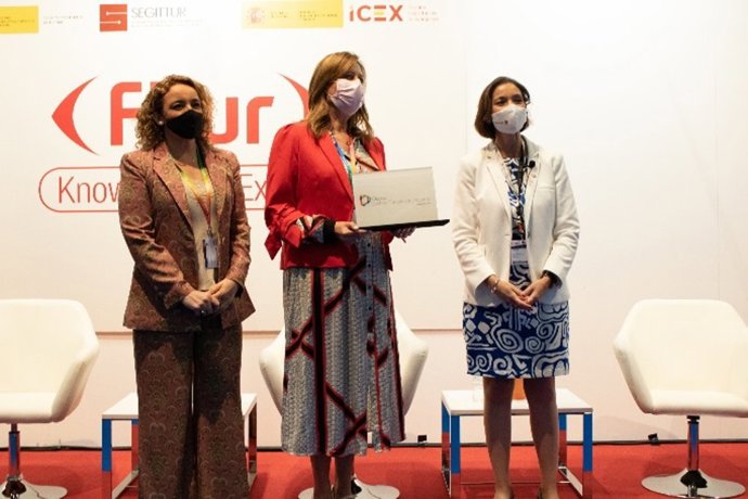 Entrega del distintivo Destino Turístico Inteligente (DTI) por la ministra de Industria, Comercio y Turismo, Reyes Maroto.