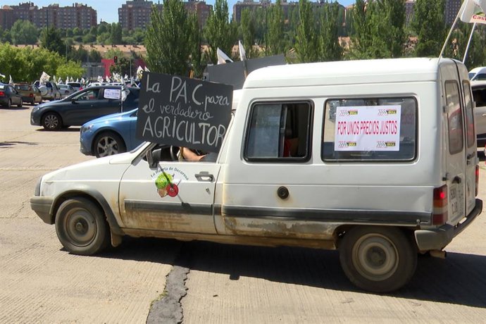 Uno de los vehículos que ha acompañado a los tractores por las calles de Valladolid