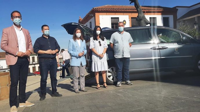 La delegada de Fomento, Infraestructuras y Ordenación del Territorio, Cristina Casanueva (centro), junto a los alcaldes de Fuente Obejuna, Pozoblanco y Peñarroya-Pueblonuevo.