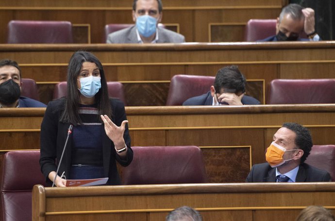 La líder de Cs, Inés Arrimadas, interviene en una sesión de control al Gobierno, a 19 de mayo de 2021, en el Congreso de los Diputados, Madrid, (España). Entre otras cuestiones, este pleno está marcado por la crisis migratoria y diplomática que España m