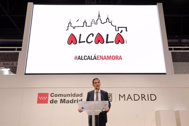 El alcalde de Alcalá de Henares, Javier Rodríguez Palacios, el stand de la Comunidad de Madrid en Fitur con el objetivo de dar a conocer la única Ciudad Patrimonio Mundial que posee la capital de España