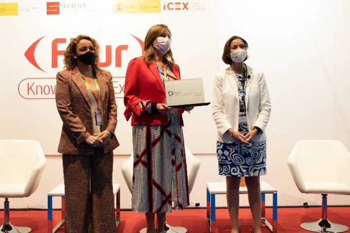 Entrega del distintivo Destino Turístico Inteligente (DTI) por la ministra de Industria, Comercio y Turismo, Reyes Maroto.