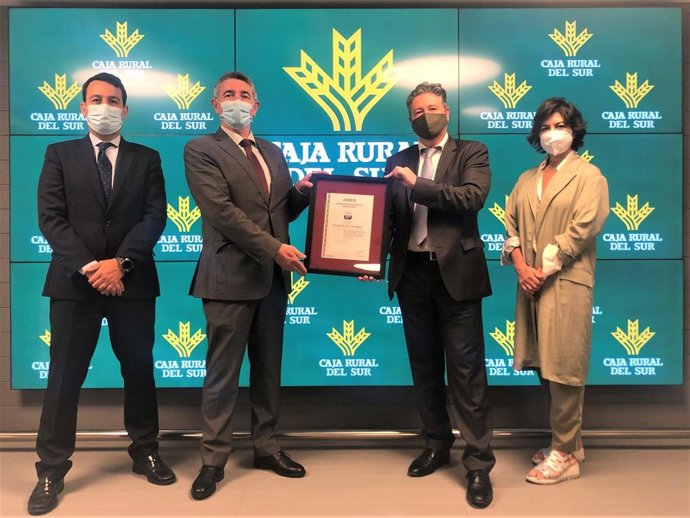 El director de Aenor Andalucía, Antonio Pérez Carreño, entrega la certificación al director general de Caja Rural del Sur, Guillermo Téllez, junto a Guadalupe Aragoneses y Heriberto Asencio, del equipo de Cumplimiento Normativo de la entidad.