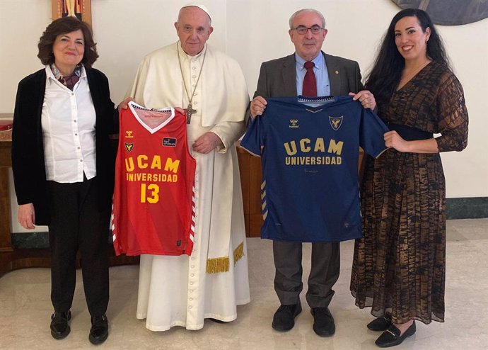 Imagen del un encuentro celebrado en el Vaticano, etre Su Santidad el Papa Francisco y el presidente de la Universidad Católica de Murcia, José Luis Mendoza