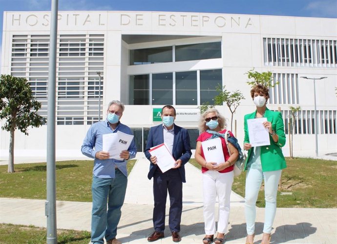 Los socialistas Jose Luis Ruiz Espejo y Emma Molina, informan sobre el Hospital de Estepona