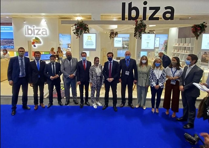 Delegación del PP balear en Fitur, junto al presidente de la formación, Pablo Casado.